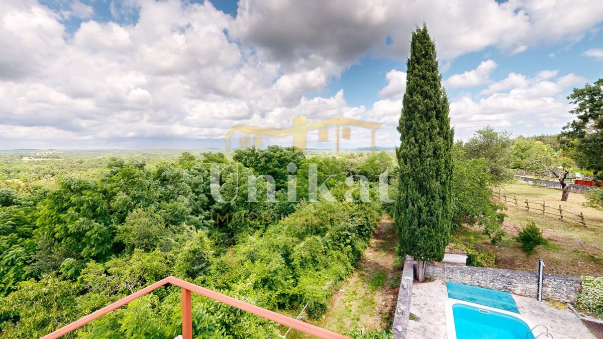 Proprietà con due case in pietra - piscina e ampio giardino